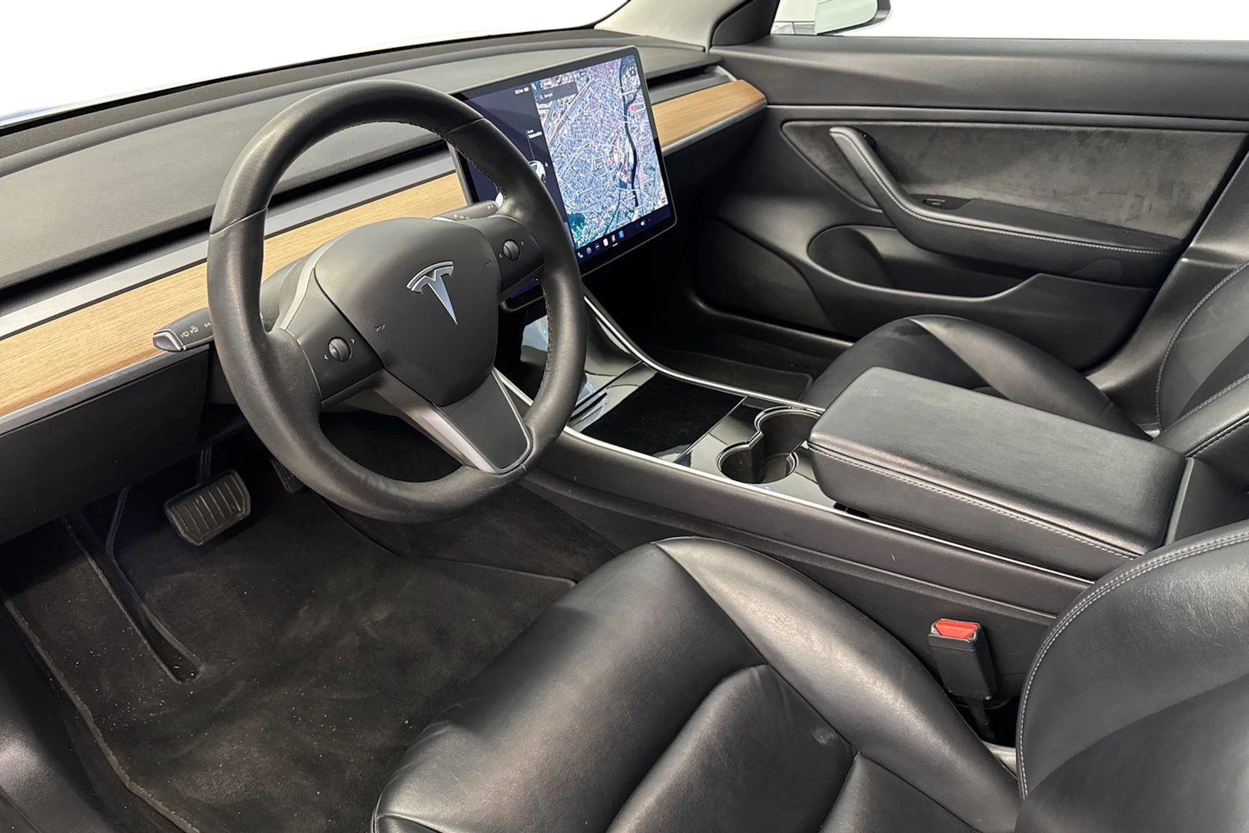 valkoinen Tesla Model 3 2020 kuva 6.