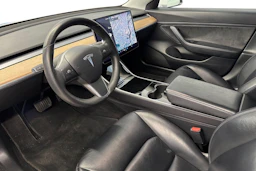 valkoinen Tesla Model 3 2020 kuva 6.