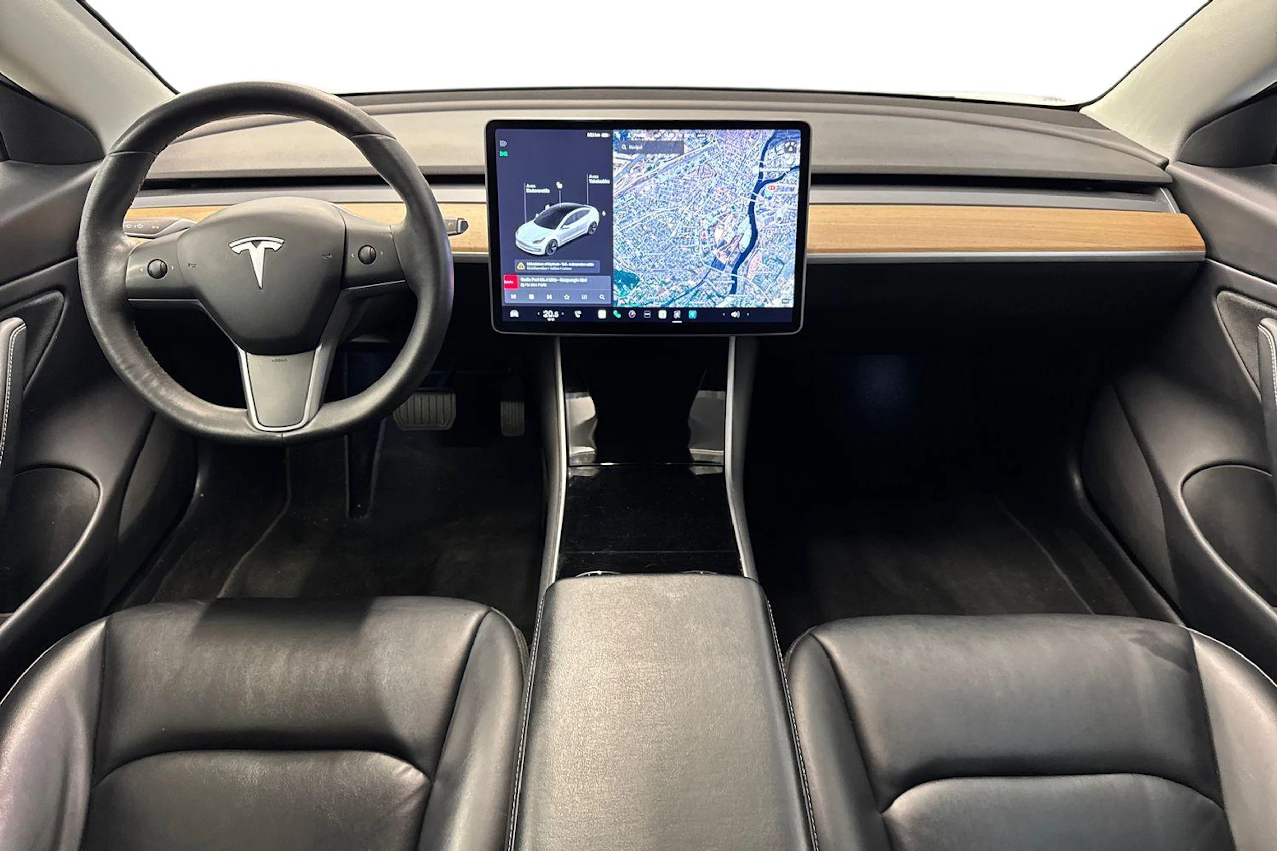 valkoinen Tesla Model 3 2020 kuva 7.
