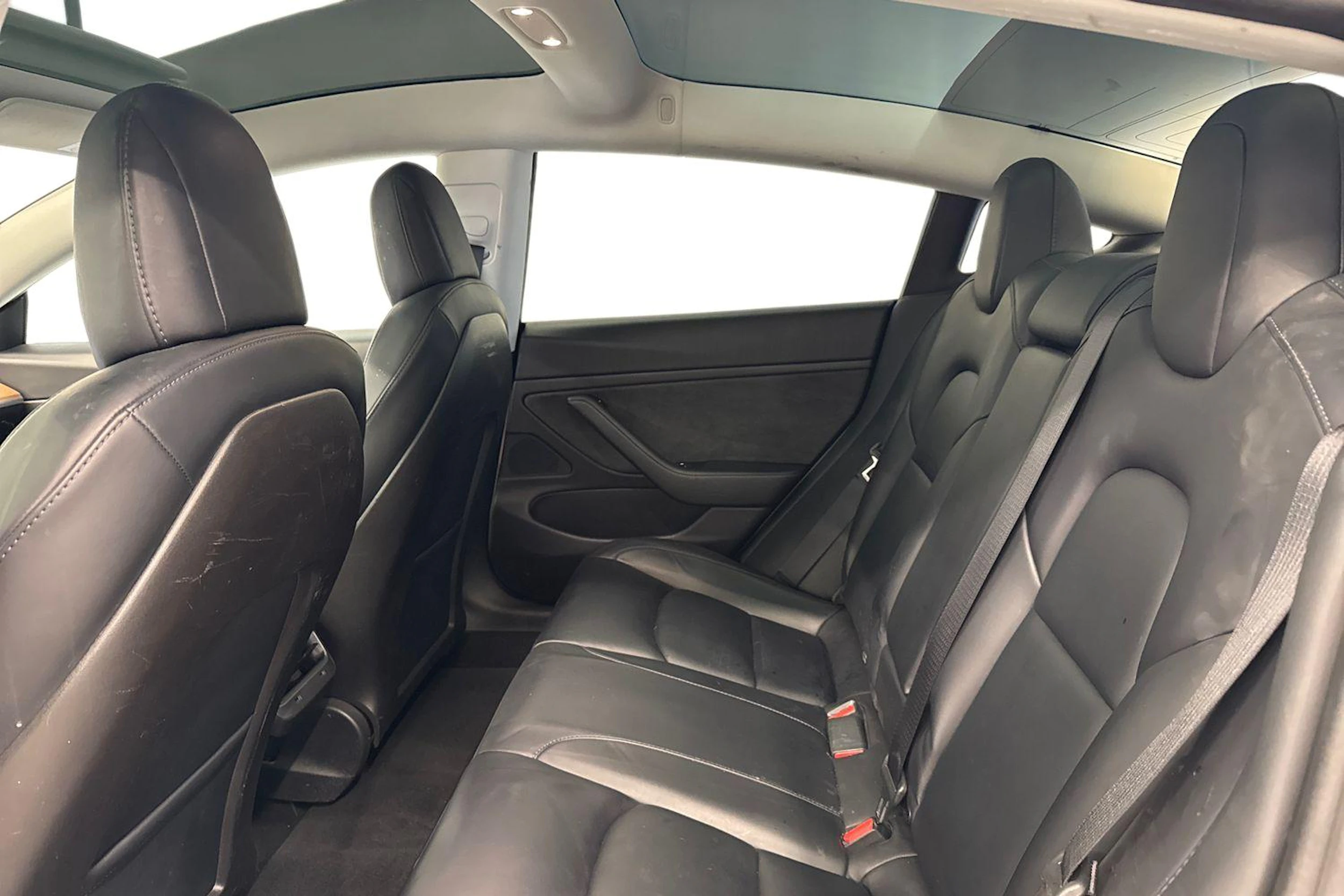 valkoinen Tesla Model 3 2020 kuva 8.