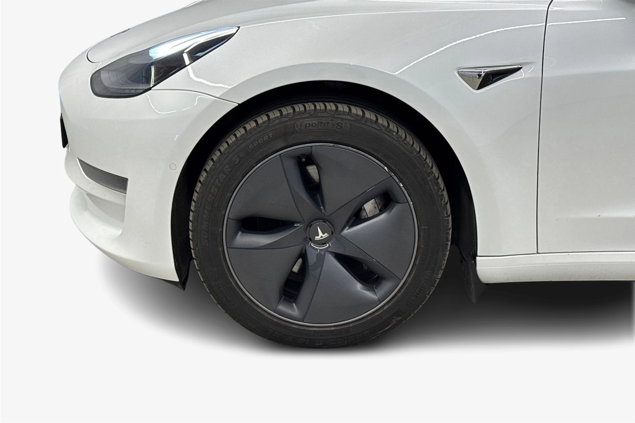 valkoinen Tesla Model 3 2020 kuva 9.