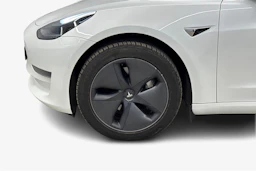valkoinen Tesla Model 3 2020 kuva 9.