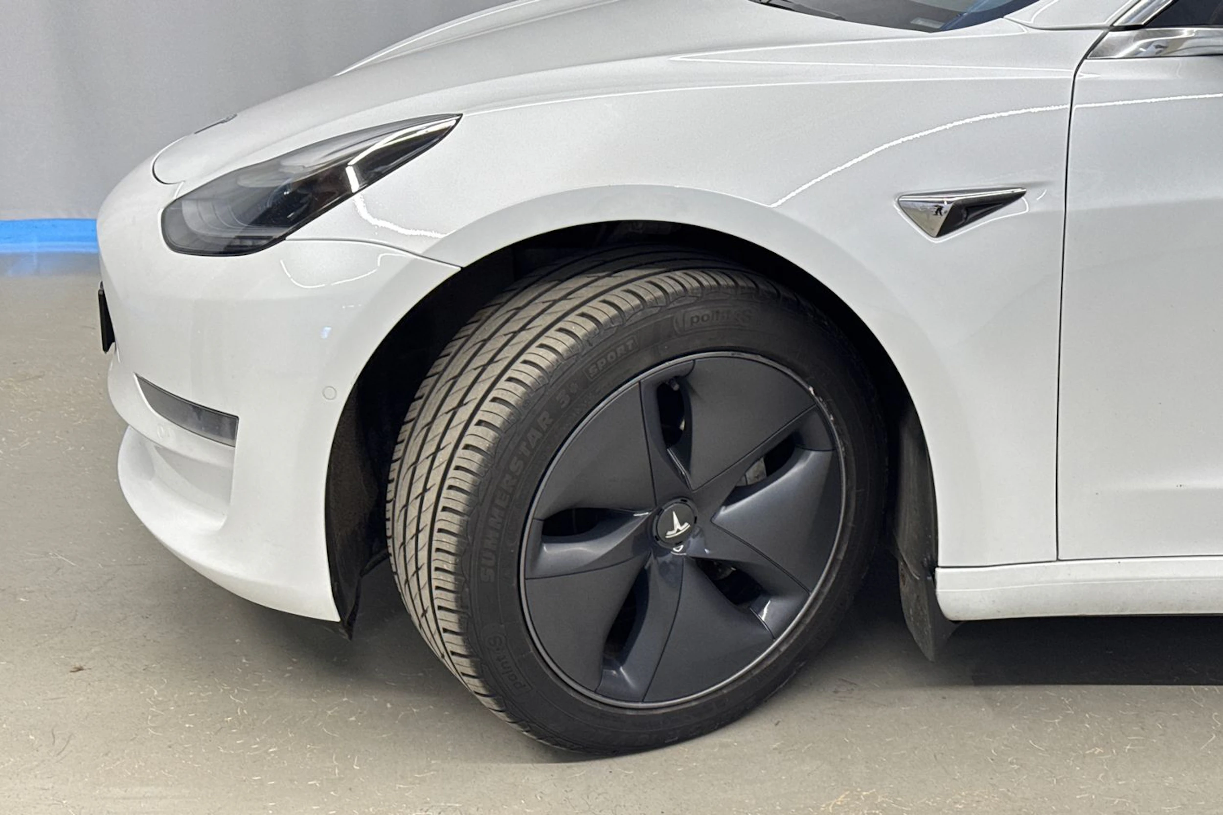 valkoinen Tesla Model 3 2020 kuva 10.