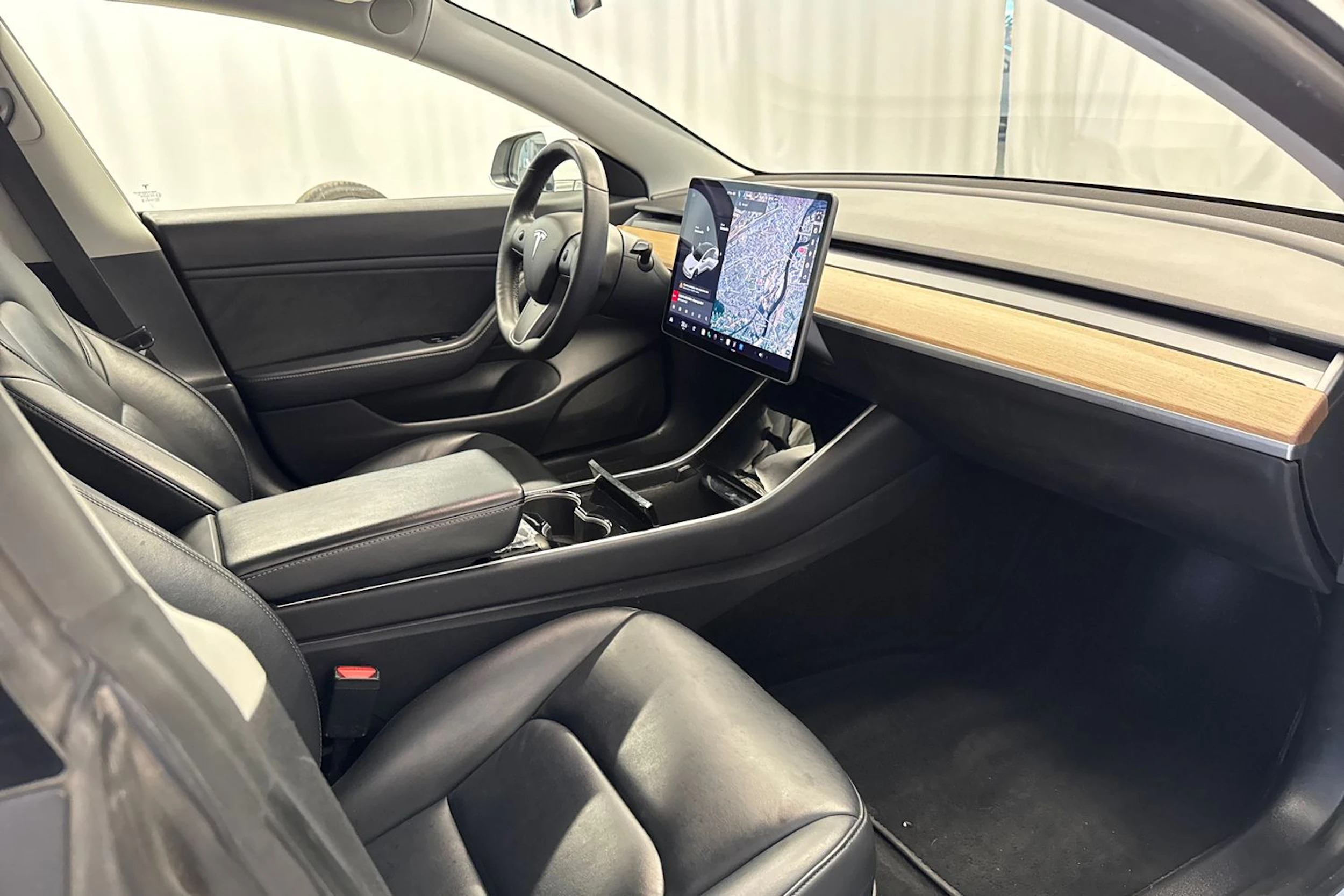 valkoinen Tesla Model 3 2020 kuva 11.