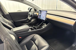 valkoinen Tesla Model 3 2020 kuva 11.