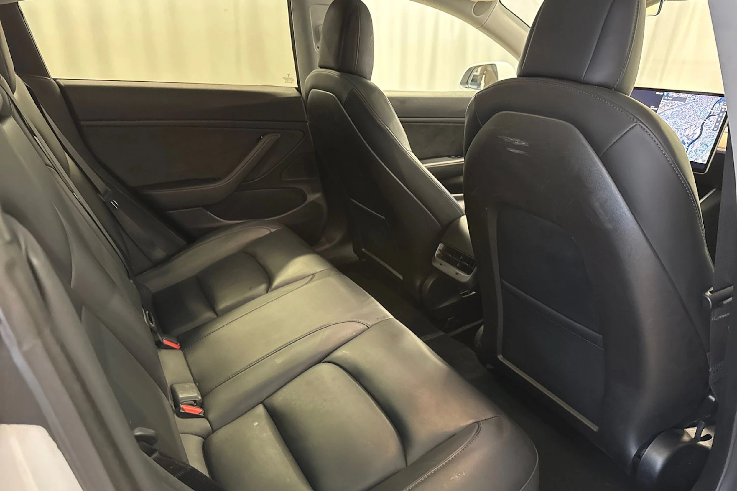 valkoinen Tesla Model 3 2020 kuva 12.