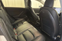 valkoinen Tesla Model 3 2020 kuva 12.