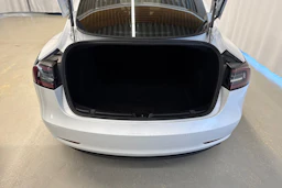 valkoinen Tesla Model 3 2020 kuva 13.