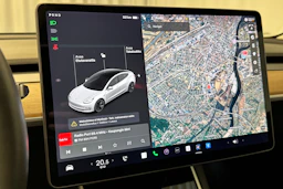 valkoinen Tesla Model 3 2020 kuva 14.