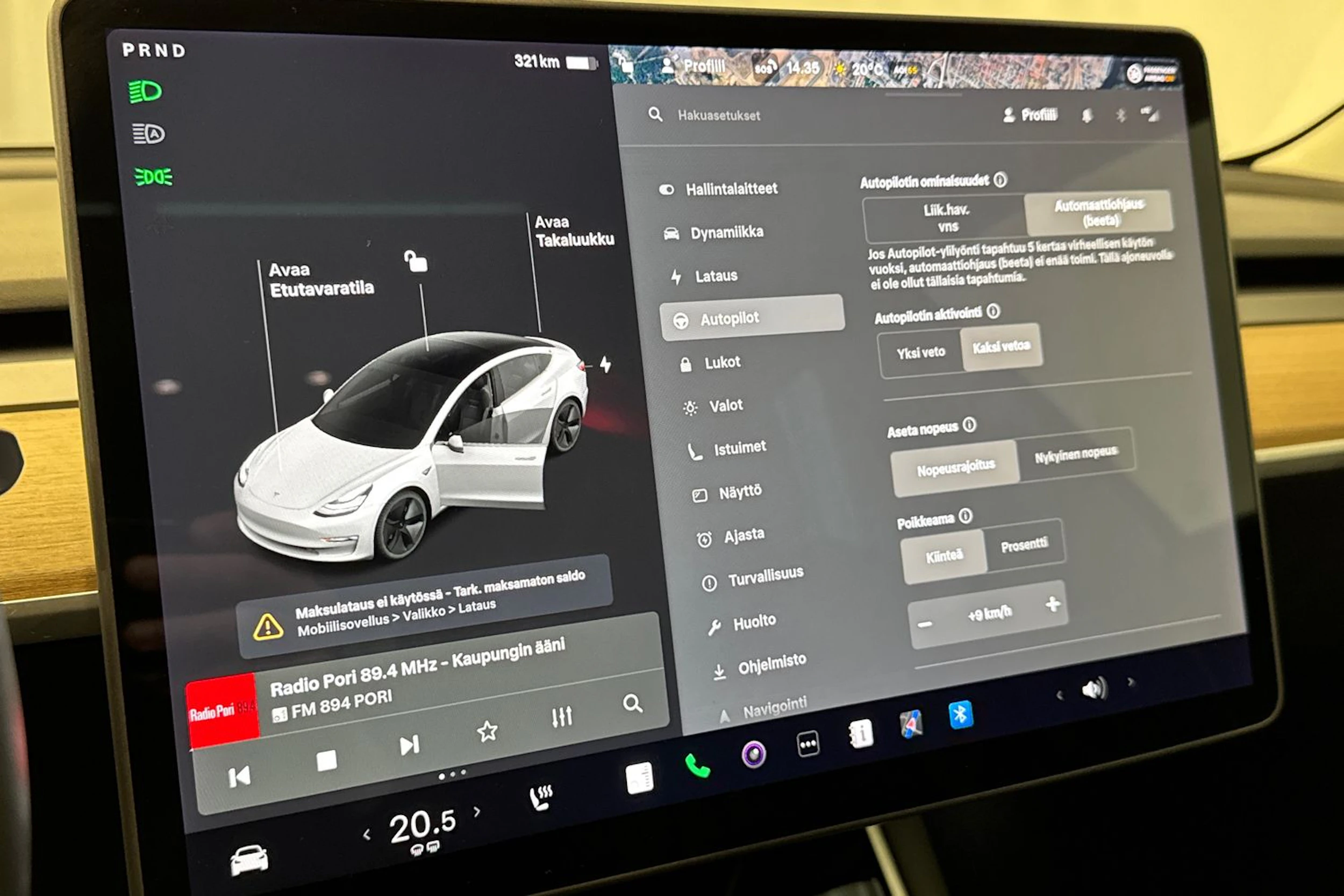valkoinen Tesla Model 3 2020 kuva 15.