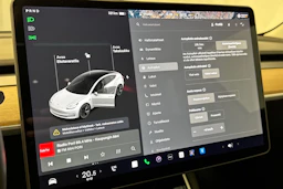 valkoinen Tesla Model 3 2020 kuva 15.