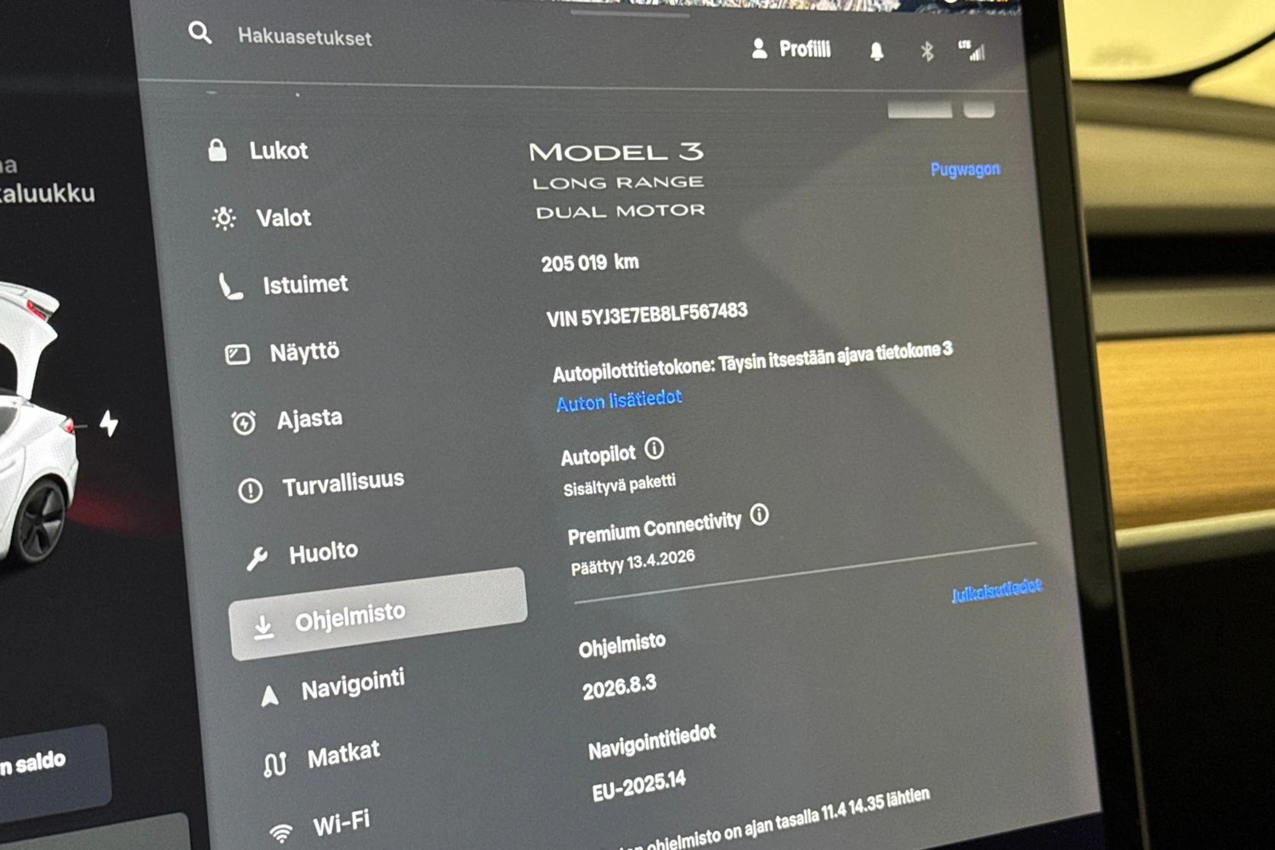 valkoinen Tesla Model 3 2020 kuva 16.