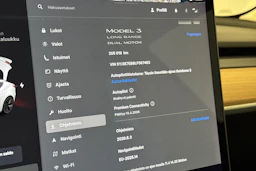 valkoinen Tesla Model 3 2020 kuva 16.