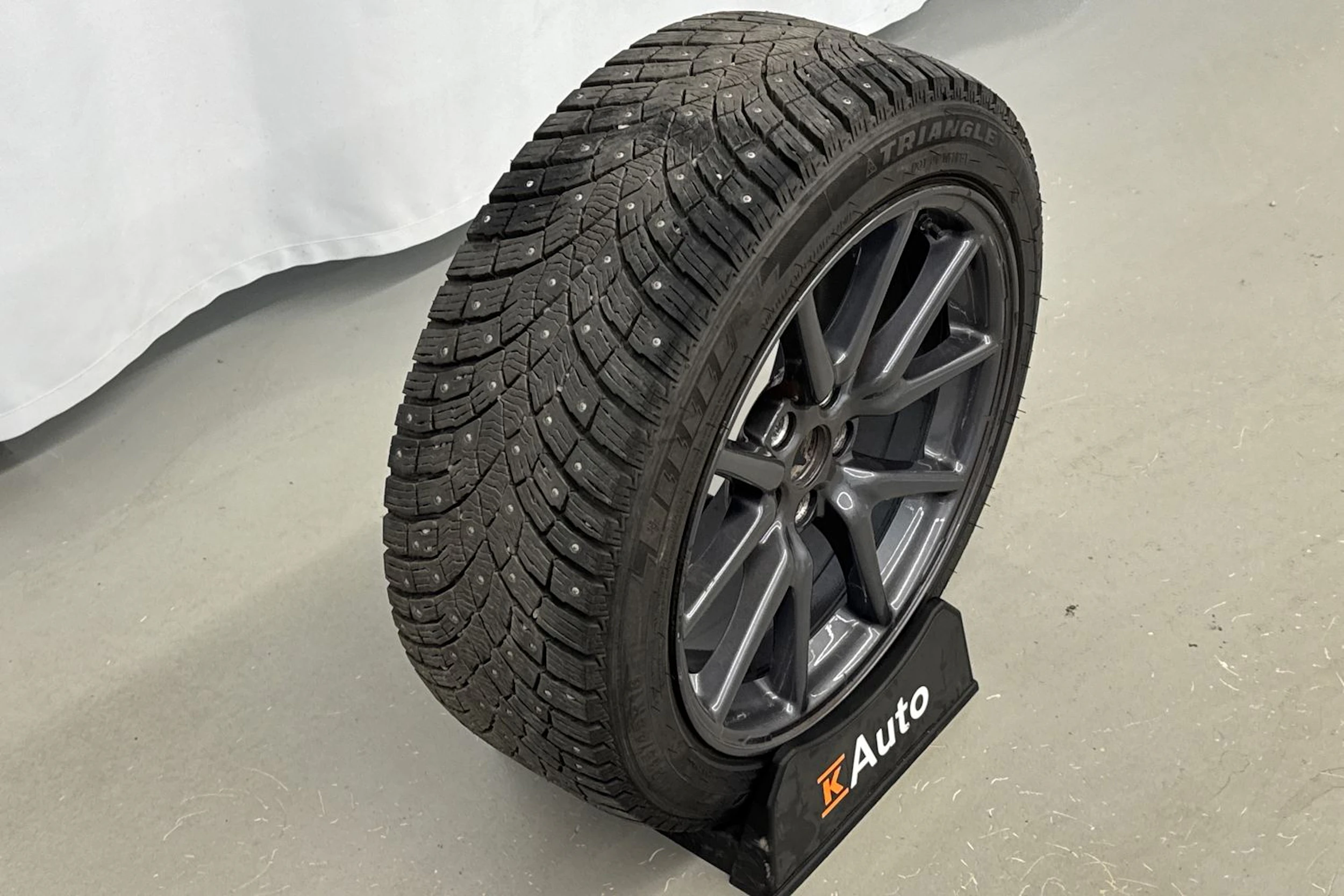 valkoinen Tesla Model 3 2020 kuva 20.