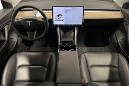 valkoinen Tesla Model 3 2020 kuva 9.