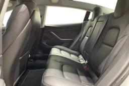 valkoinen Tesla Model 3 2020 kuva 10.