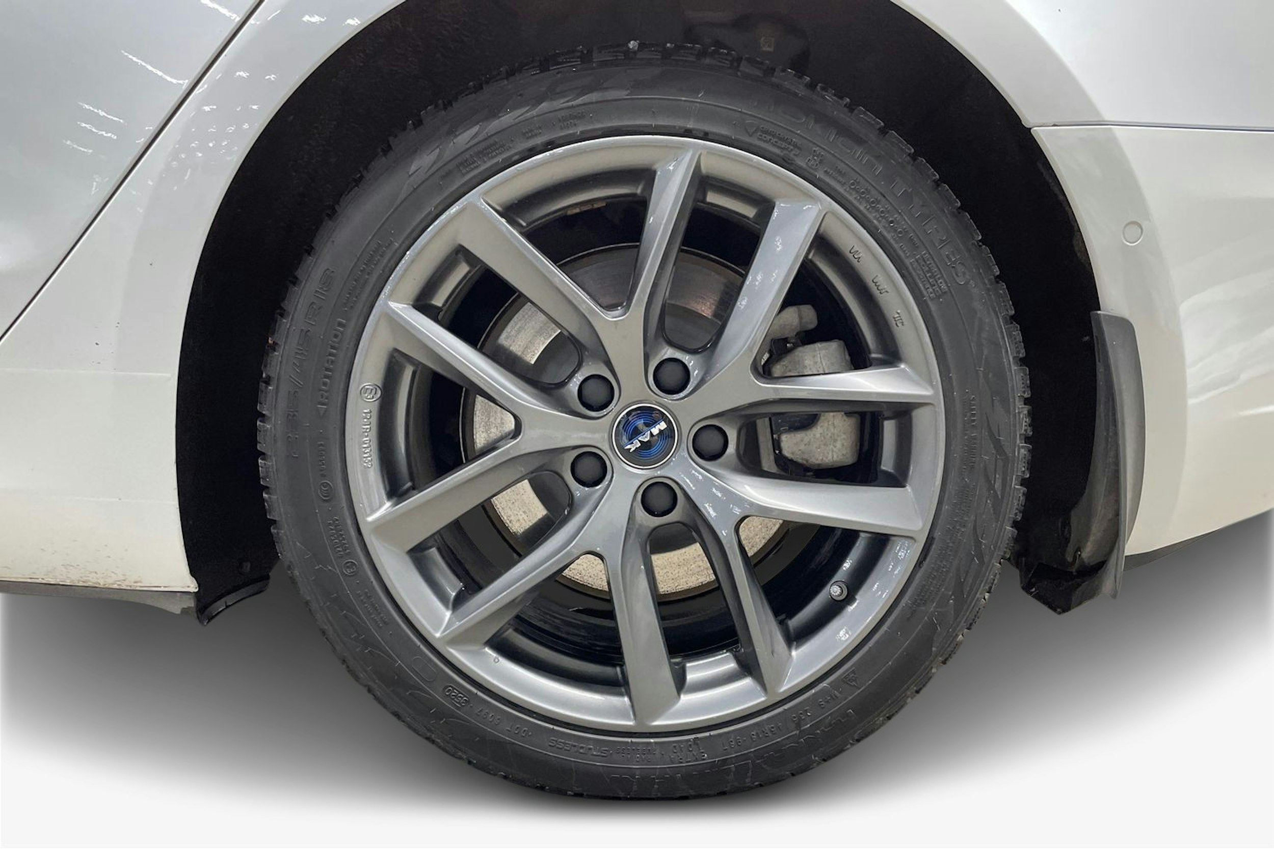 valkoinen Tesla Model 3 2020 kuva 11.