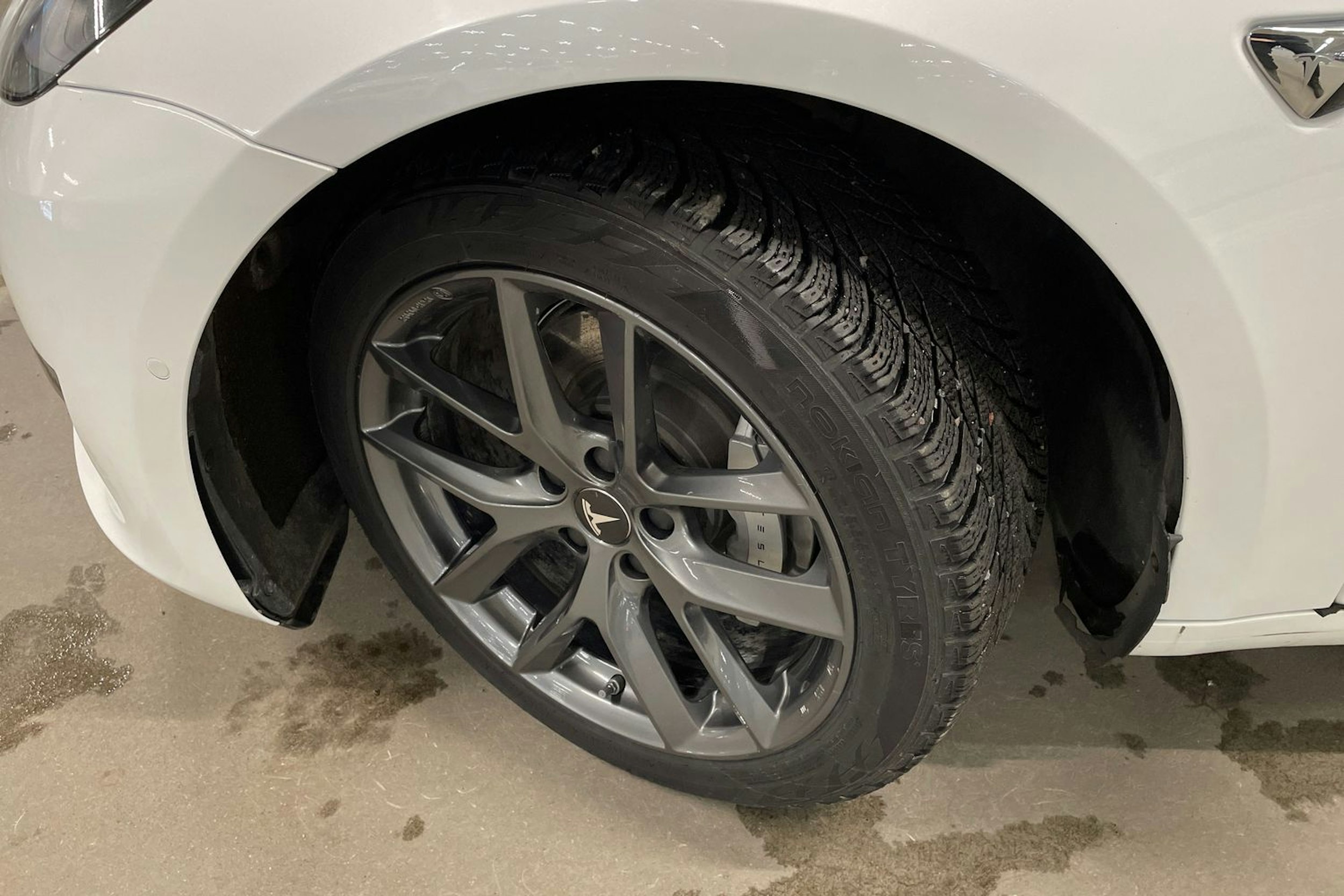 valkoinen Tesla Model 3 2020 kuva 13.