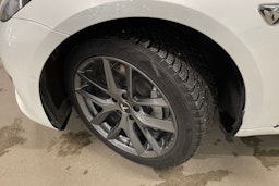 valkoinen Tesla Model 3 2020 kuva 13.