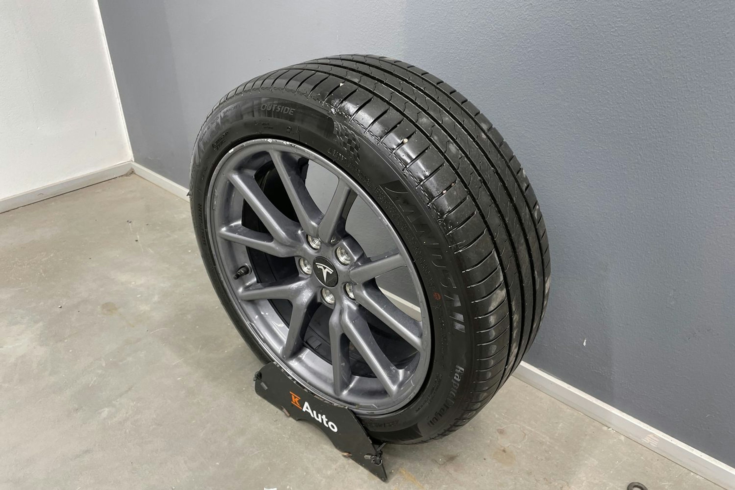 valkoinen Tesla Model 3 2020 kuva 14.