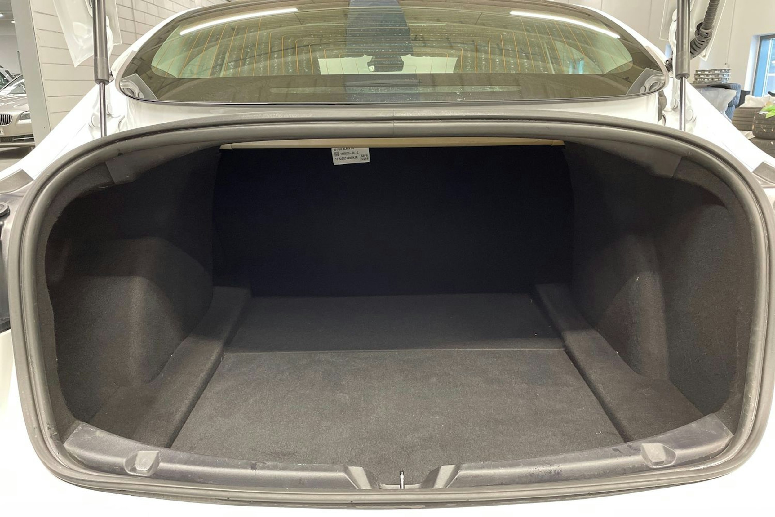 valkoinen Tesla Model 3 2020 kuva 15.