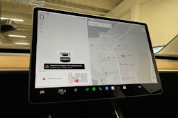 valkoinen Tesla Model 3 2020 kuva 16.