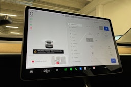 valkoinen Tesla Model 3 2020 kuva 17.