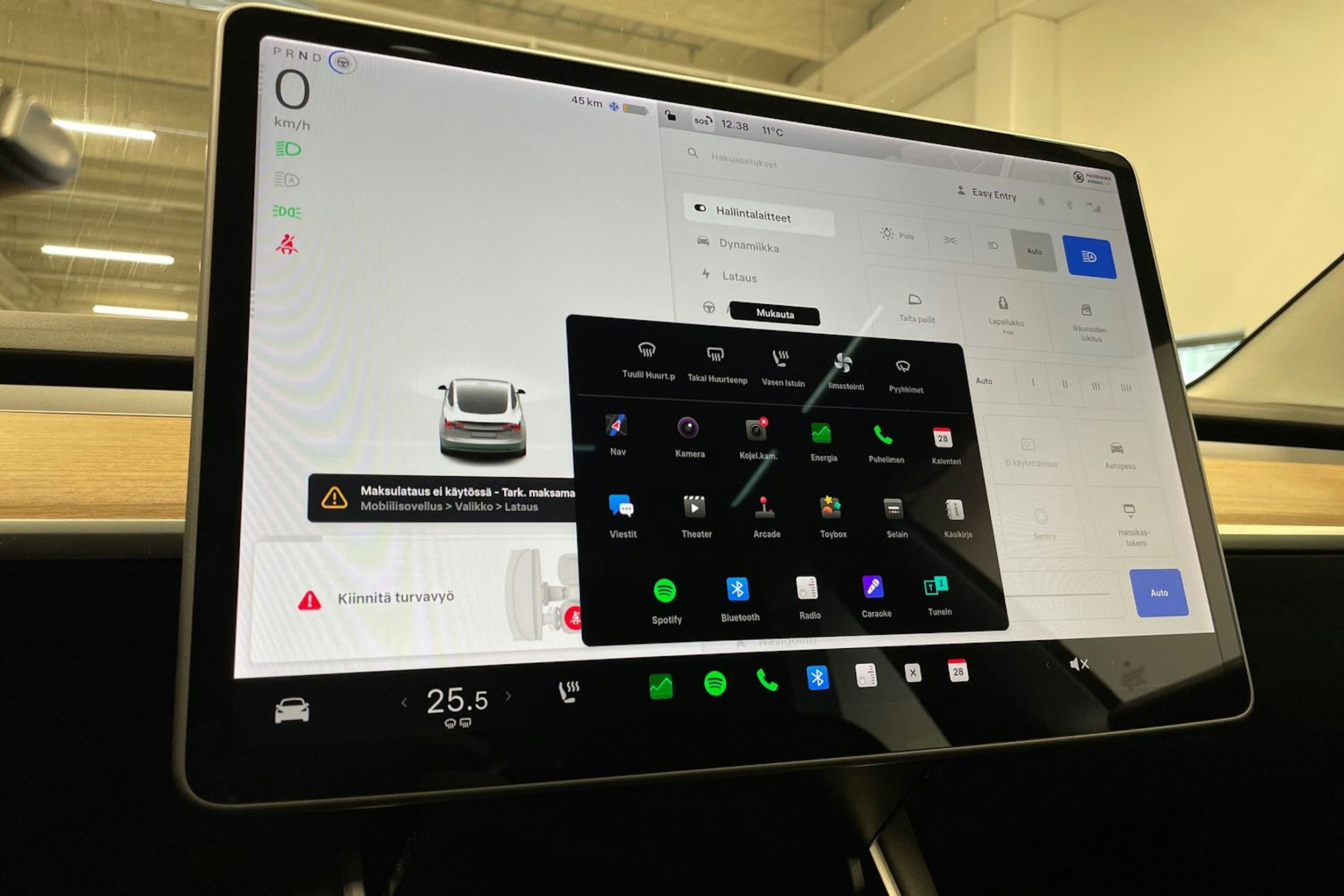 valkoinen Tesla Model 3 2020 kuva 18.