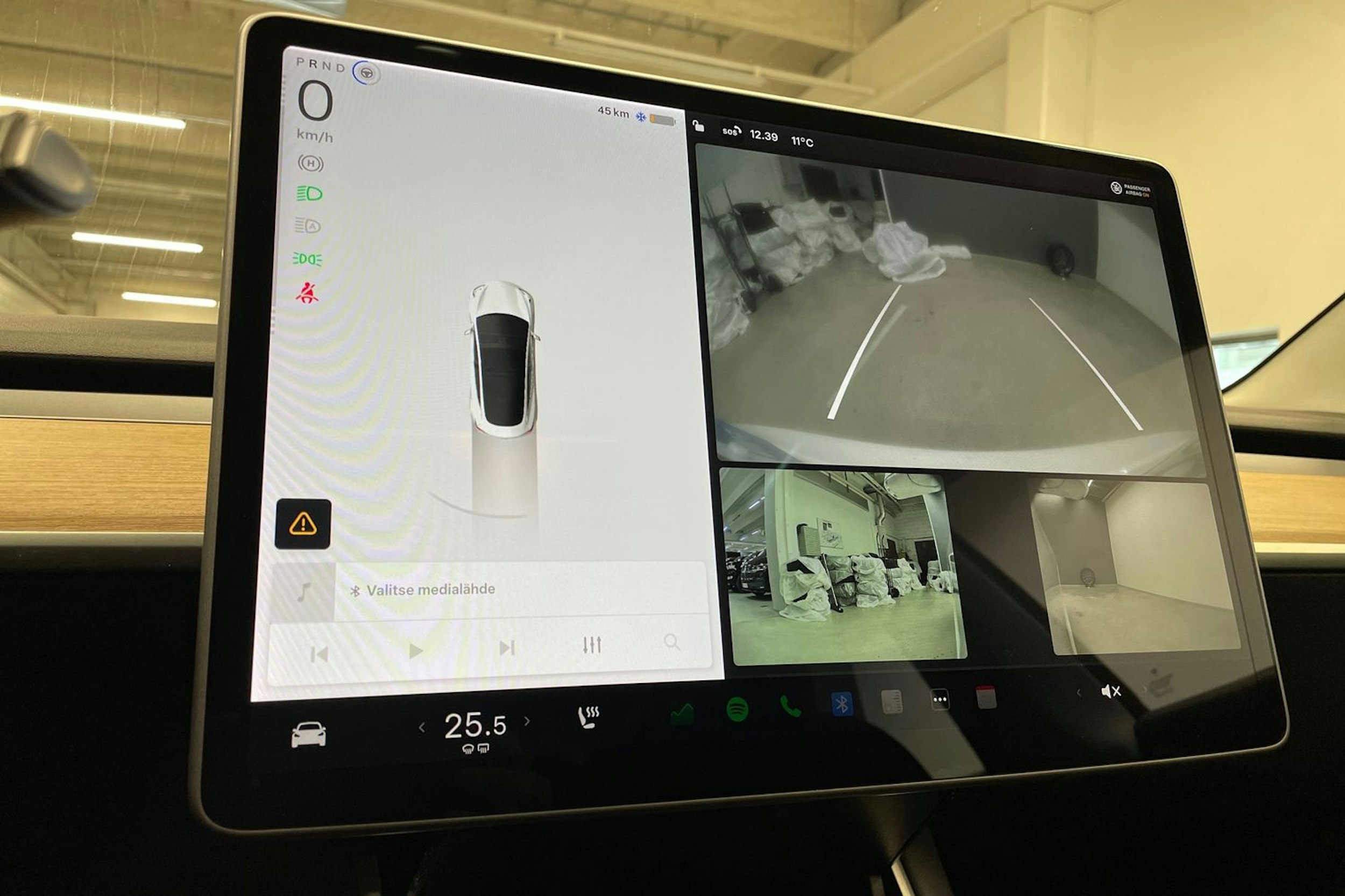 valkoinen Tesla Model 3 2020 kuva 19.