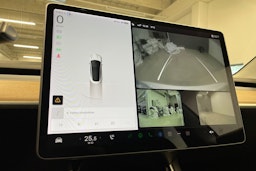 valkoinen Tesla Model 3 2020 kuva 19.