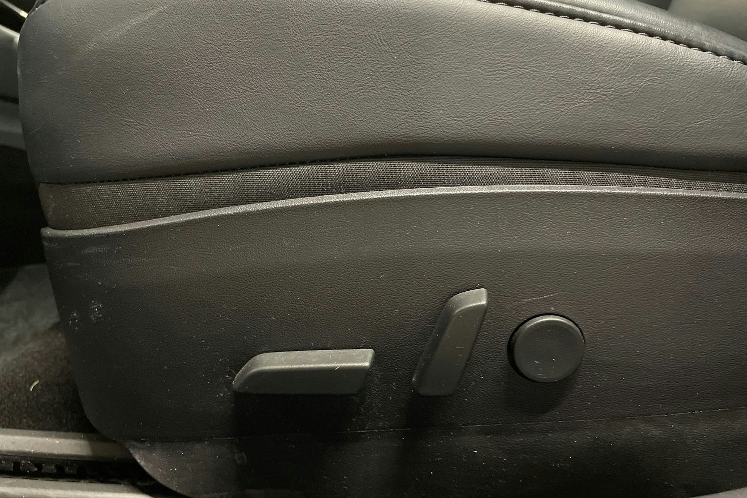 valkoinen Tesla Model 3 2020 kuva 20.