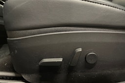 valkoinen Tesla Model 3 2020 kuva 20.