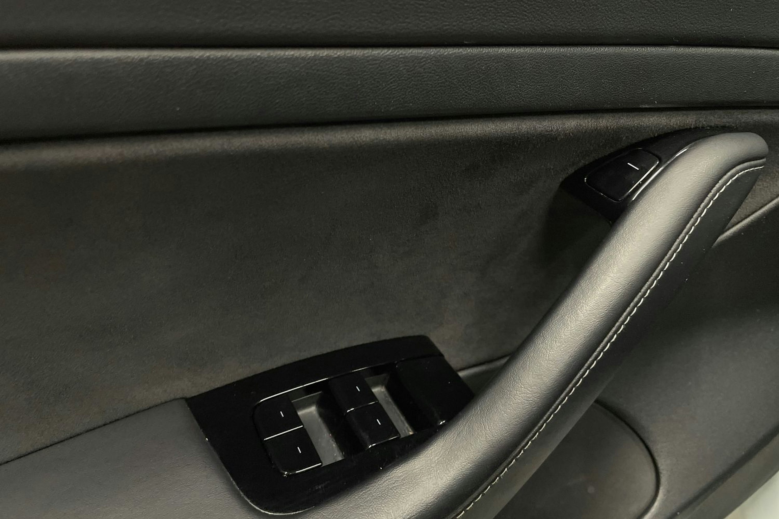 valkoinen Tesla Model 3 2020 kuva 21.