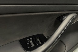 valkoinen Tesla Model 3 2020 kuva 21.