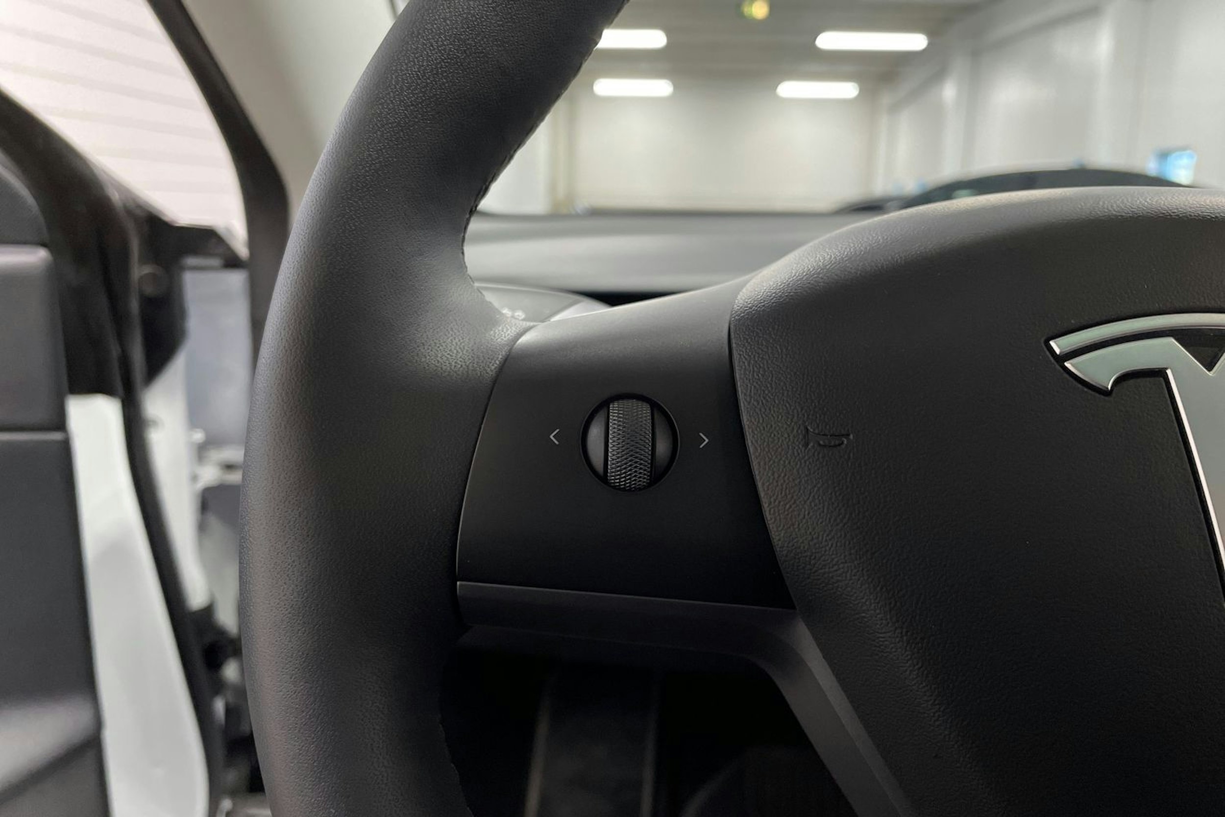 valkoinen Tesla Model 3 2020 kuva 22.