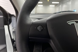 valkoinen Tesla Model 3 2020 kuva 22.