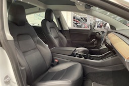 valkoinen Tesla Model 3 2020 kuva 24.