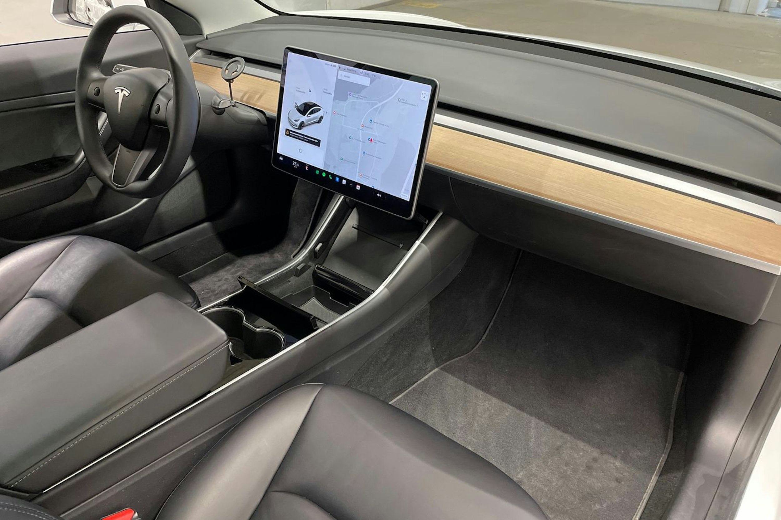 valkoinen Tesla Model 3 2020 kuva 25.