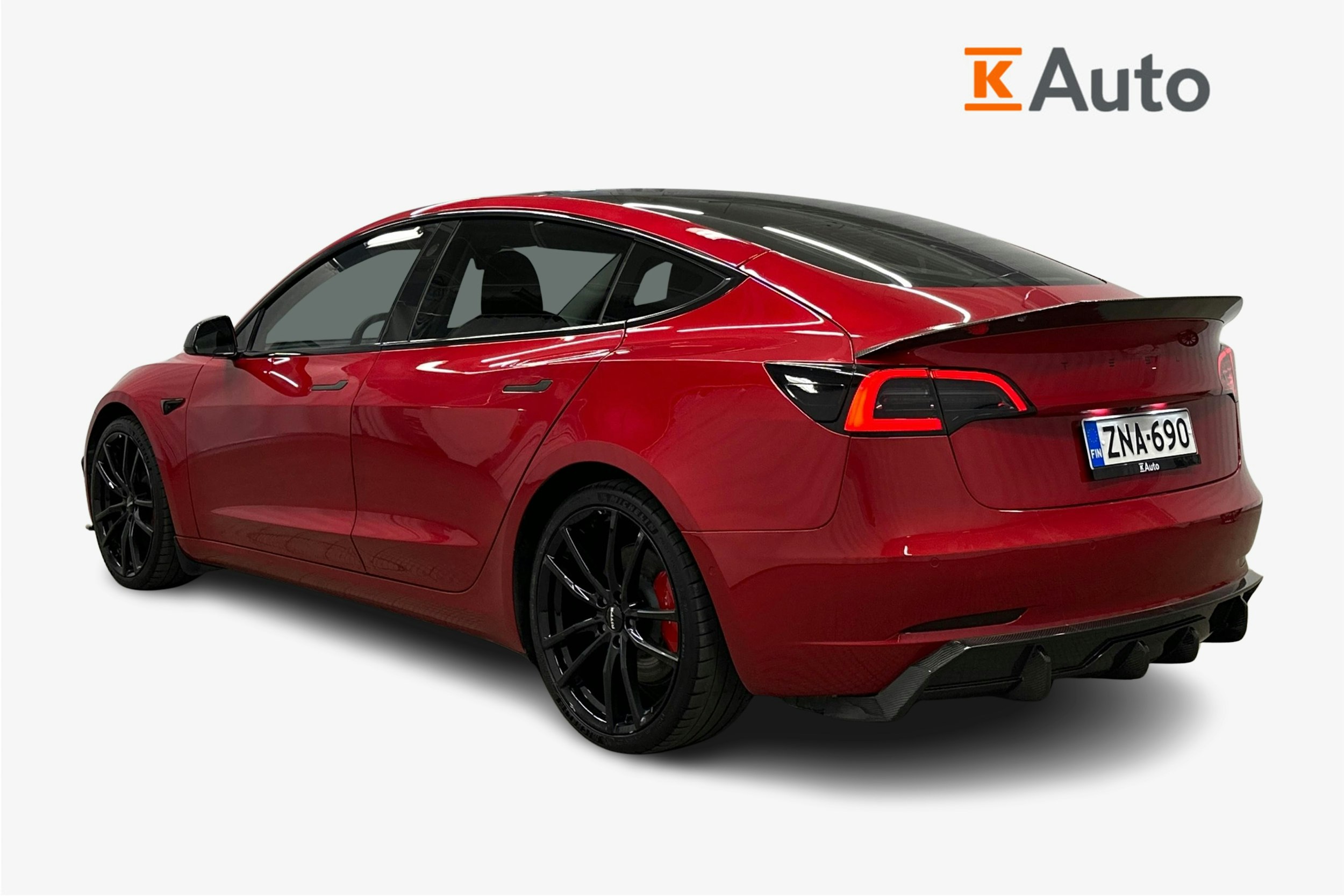 punainen Tesla Model 3 2020 kuva 2.