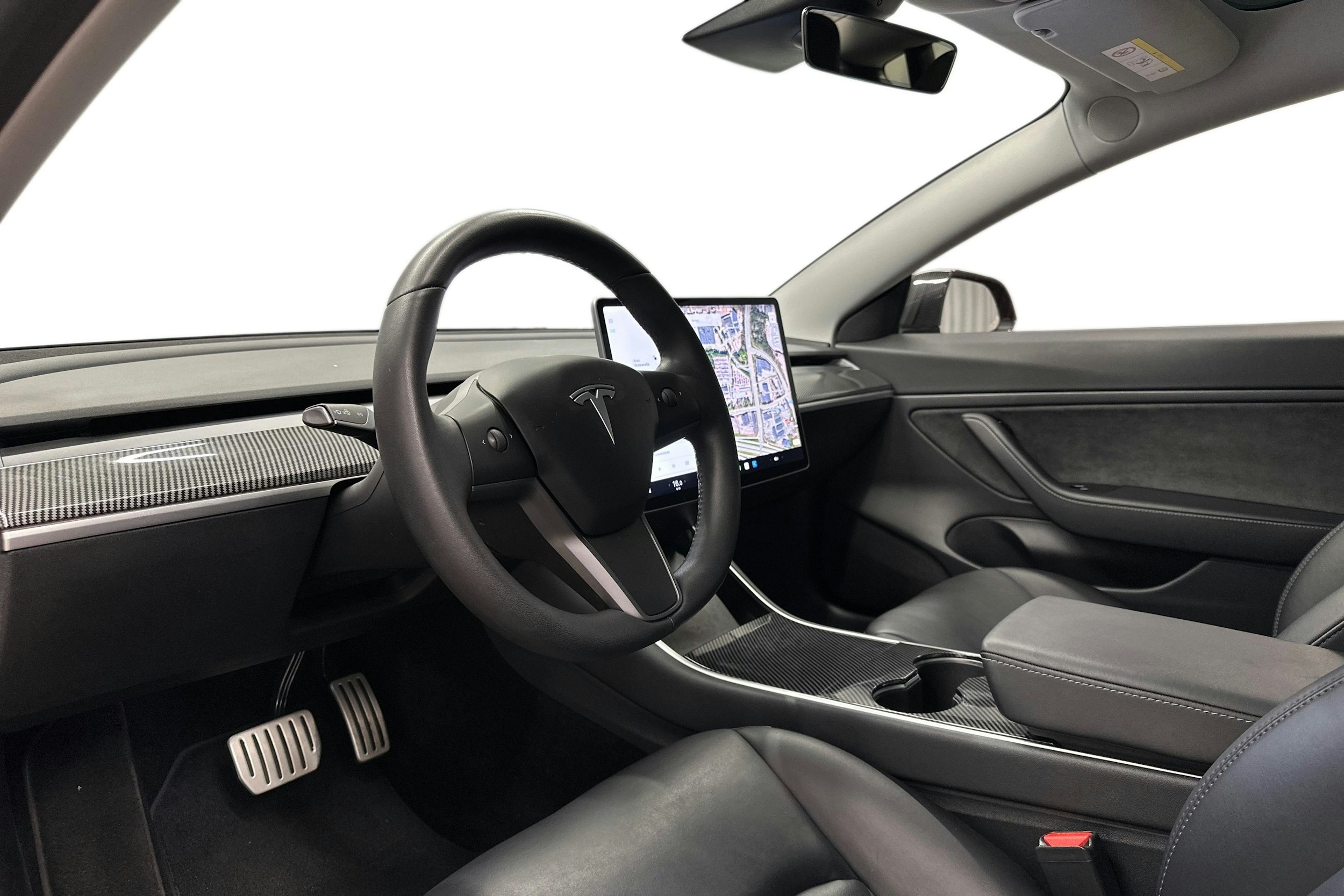 punainen Tesla Model 3 2020 kuva 7.