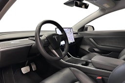 punainen Tesla Model 3 2020 kuva 7.