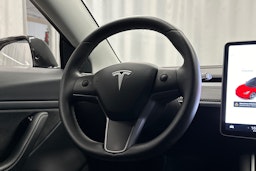 punainen Tesla Model 3 2020 kuva 8.