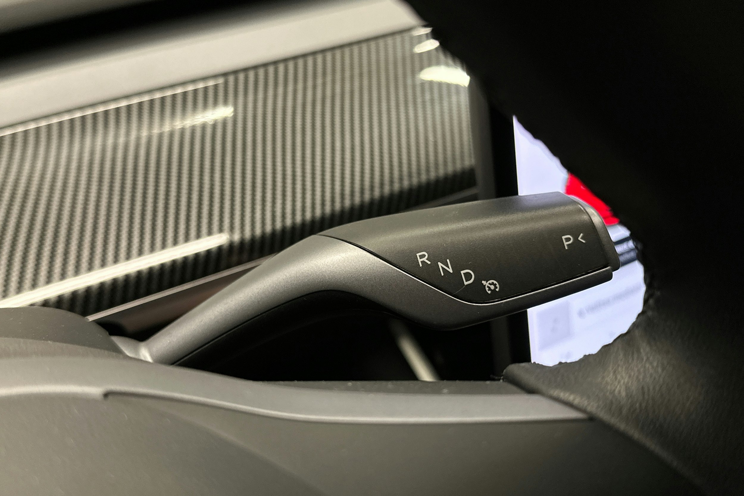 punainen Tesla Model 3 2020 kuva 9.