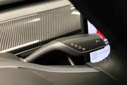 punainen Tesla Model 3 2020 kuva 9.