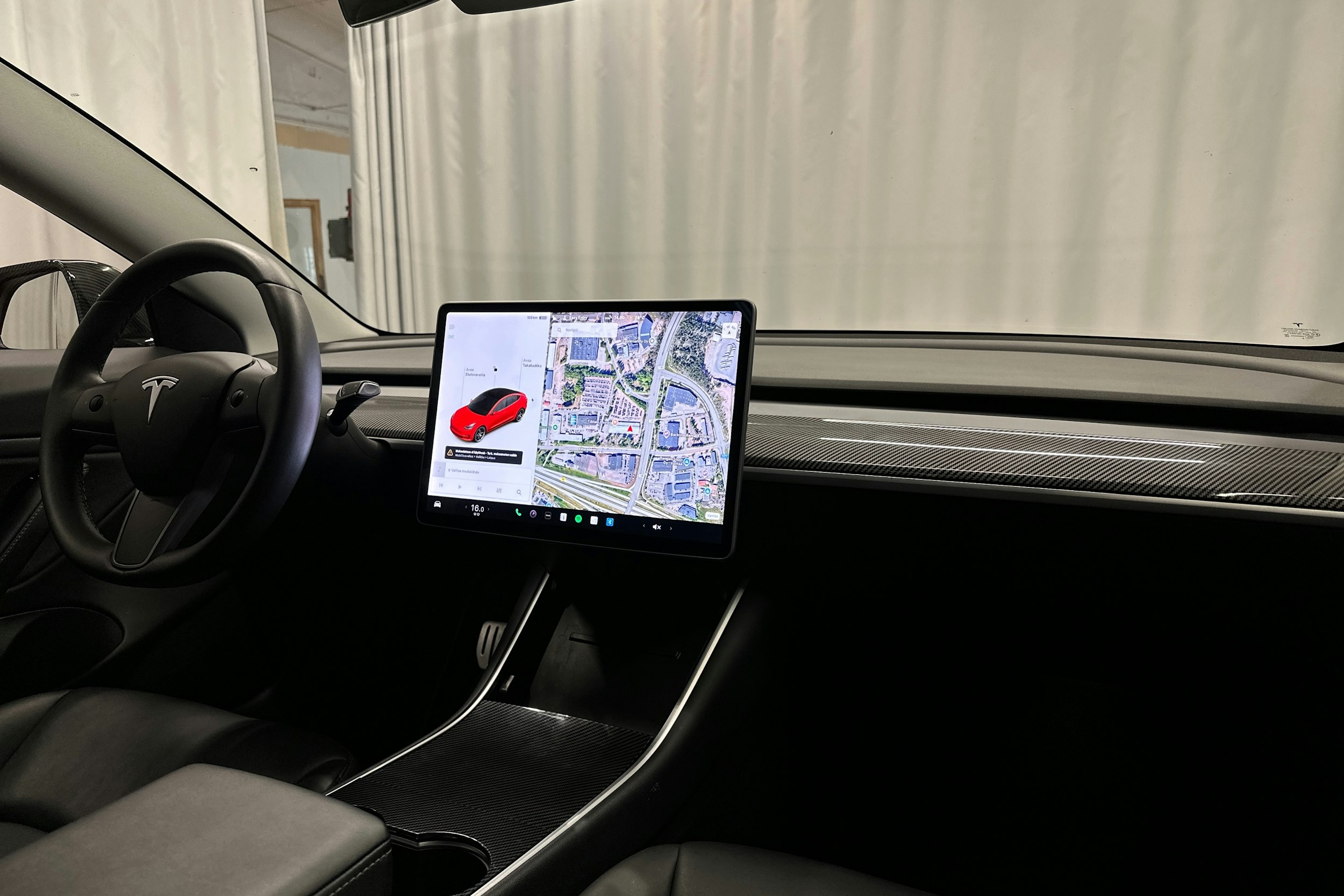 punainen Tesla Model 3 2020 kuva 11.