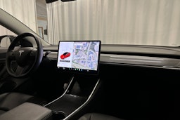 punainen Tesla Model 3 2020 kuva 11.