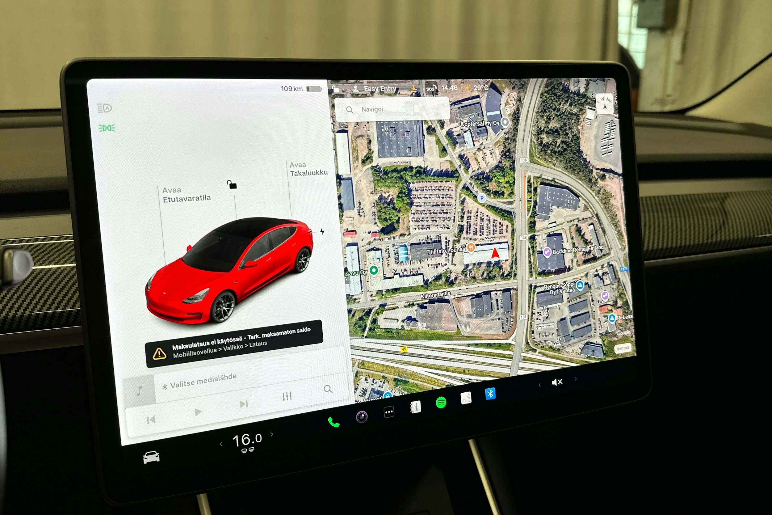 punainen Tesla Model 3 2020 kuva 12.