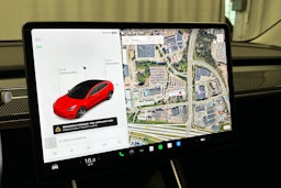 punainen Tesla Model 3 2020 kuva 12.