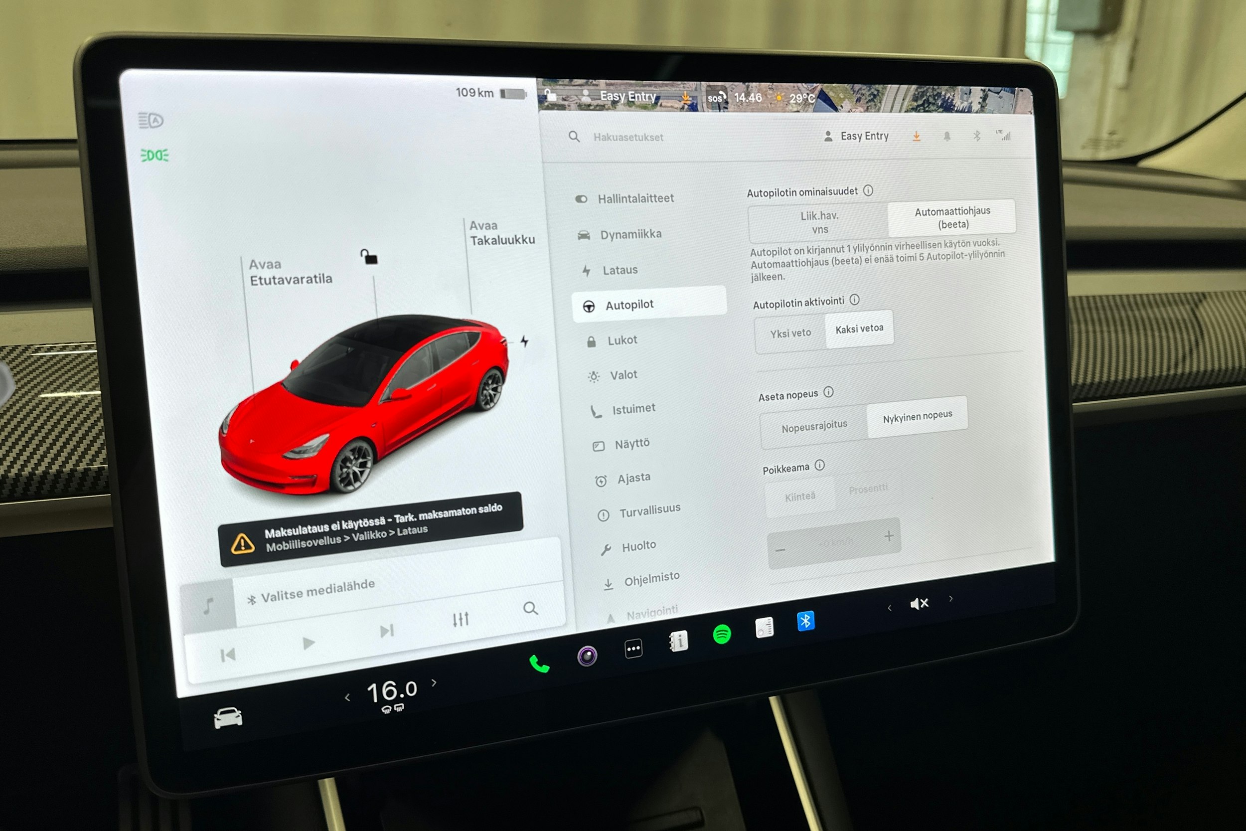 punainen Tesla Model 3 2020 kuva 13.