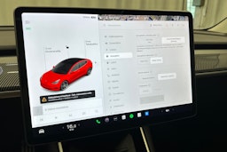 punainen Tesla Model 3 2020 kuva 13.